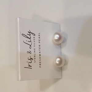 Iris & Lily pearl studs